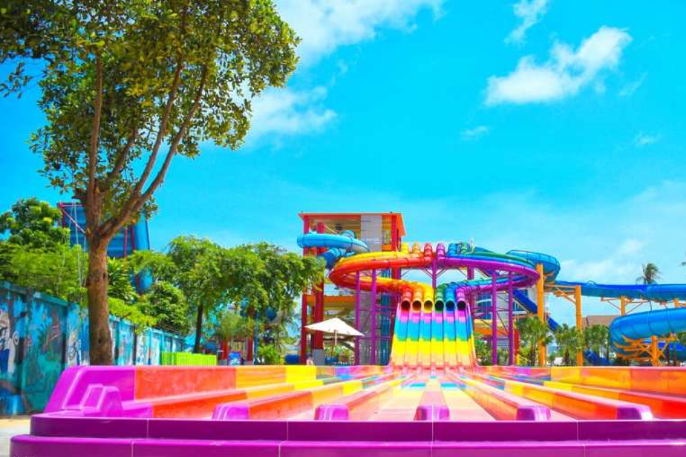 Splash Jungle Water Park - Experience endless fun and adventure at Splash Jungle Water Park in Phuket! Enjoy thrilling rides like the Super Bowl, Boomerango, and Whizzard. Kids will love the Aqua Play Pool with mini slides and water games. Relax on the Lazy River or refresh with tasty snacks. Splash Jungle Water Park offers excitement, relaxation, and unforgettable family memories. Visit Splash Jungle Water Park for a day full of joy and fun! Splash Jungle Water Park - Image 2 of 5