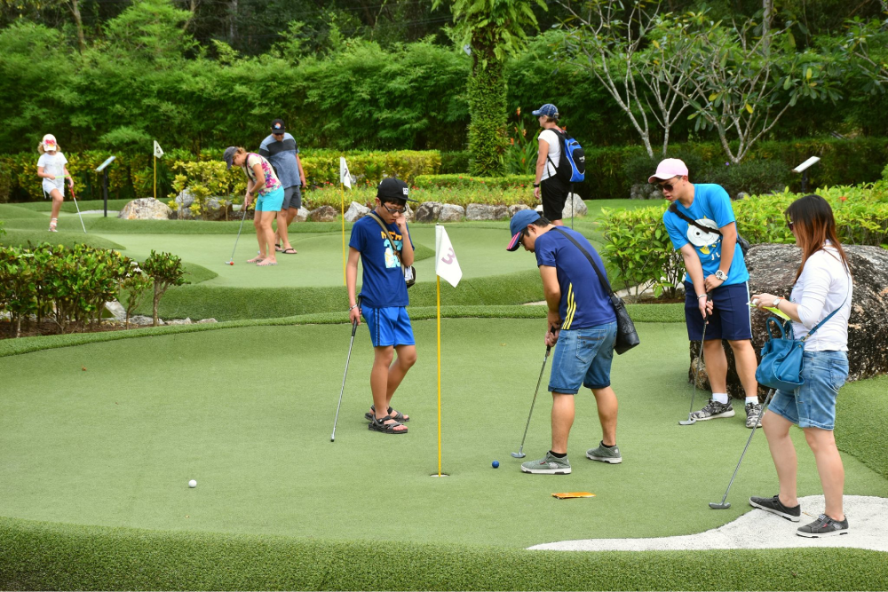 Adventure Mini Golf Phuket - Adventure Mini Golf Phuket bietet ein aufregendes und spaßiges Erlebnis für alle Altersgruppen. Erkunden Sie die atemberaubenden, kreativ gestalteten Bahnen bei Adventure Mini Golf Phuket, wo Abenteuer auf freundschaftlichen Wettbewerb trifft. Egal ob mit Familie oder Freunden, Adventure Mini Golf Phuket verspricht eine unvergessliche Zeit. Genießen Sie einzigartige Herausforderungen und schöne Landschaften, während Sie bei Adventure Mini Golf Phuket spielen. Verpassen Sie nicht das beste Mini-Golf-Erlebnis in Phuket bei Adventure Mini Golf Phuket! Adventure Mini Golf Phuket - Bild 3 von 5