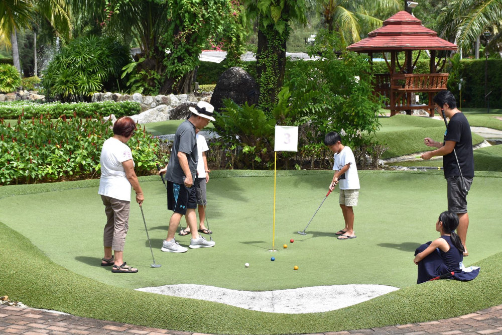 Adventure Mini Golf Phuket - Adventure Mini Golf Phuket bietet ein aufregendes und spaßiges Erlebnis für alle Altersgruppen. Erkunden Sie die atemberaubenden, kreativ gestalteten Bahnen bei Adventure Mini Golf Phuket, wo Abenteuer auf freundschaftlichen Wettbewerb trifft. Egal ob mit Familie oder Freunden, Adventure Mini Golf Phuket verspricht eine unvergessliche Zeit. Genießen Sie einzigartige Herausforderungen und schöne Landschaften, während Sie bei Adventure Mini Golf Phuket spielen. Verpassen Sie nicht das beste Mini-Golf-Erlebnis in Phuket bei Adventure Mini Golf Phuket! Adventure Mini Golf Phuket - Bild 4 von 5