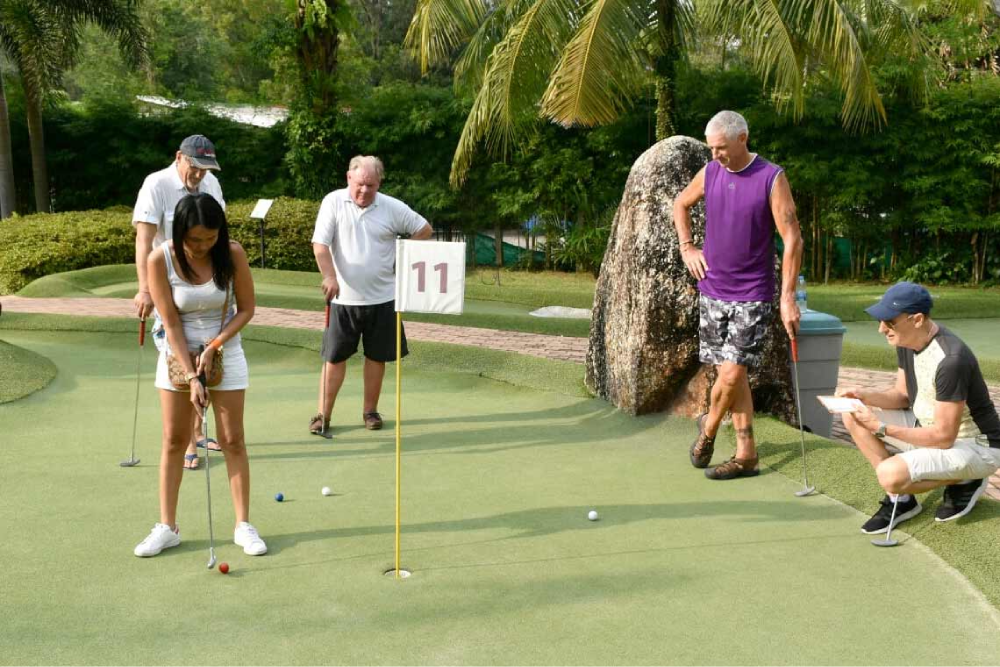 Adventure Mini Golf Phuket - Adventure Mini Golf Phuket bietet ein aufregendes und spaßiges Erlebnis für alle Altersgruppen. Erkunden Sie die atemberaubenden, kreativ gestalteten Bahnen bei Adventure Mini Golf Phuket, wo Abenteuer auf freundschaftlichen Wettbewerb trifft. Egal ob mit Familie oder Freunden, Adventure Mini Golf Phuket verspricht eine unvergessliche Zeit. Genießen Sie einzigartige Herausforderungen und schöne Landschaften, während Sie bei Adventure Mini Golf Phuket spielen. Verpassen Sie nicht das beste Mini-Golf-Erlebnis in Phuket bei Adventure Mini Golf Phuket! Adventure Mini Golf Phuket - Bild 2 von 5