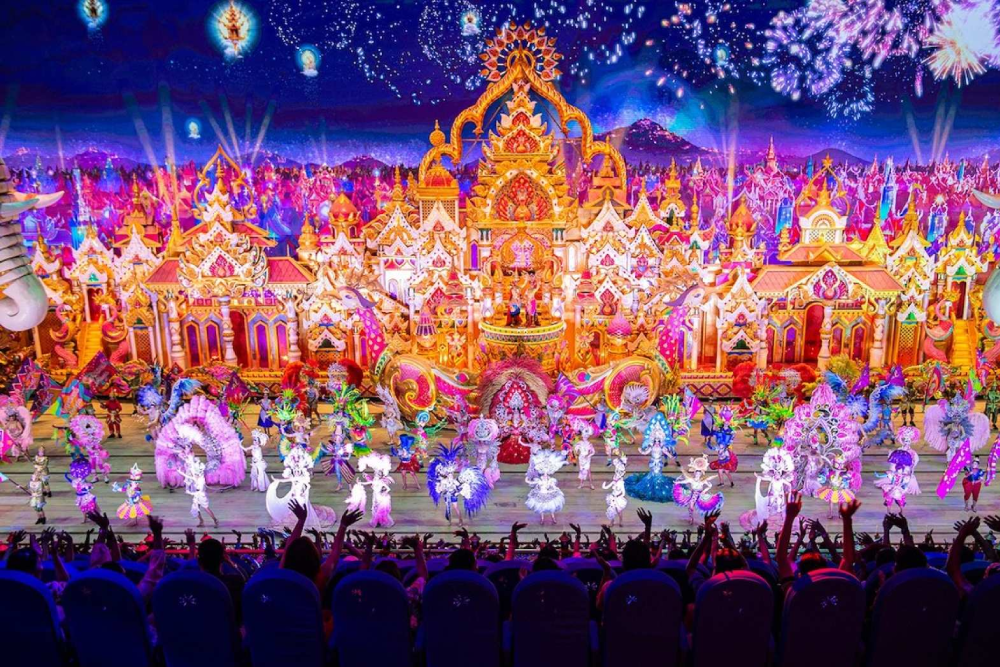Carnaval Mágico Phuket - Carnaval Mágico Phuket es el primer parque temático nocturno cultural de Tailandia, que ofrece una experiencia mágica de luces, colores y festividades. En Carnaval Mágico Phuket, los visitantes pueden disfrutar de grandes desfiles, espectáculos en vivo y actuaciones vibrantes inspiradas en la cultura tailandesa. Explore el parque de 40 acres lleno de emocionantes atracciones, juegos de carnaval y deslumbrantes decoraciones. Carnaval Mágico Phuket reúne la alegría de los festivales tradicionales y la diversión del carnaval global en una noche inolvidable. Experimente la maravilla y la magia de Carnaval Mágico Phuket con su familia y amigos para una velada llena de emoción y celebración cultural. Carnaval Mágico Phuket - Imagen 1 de 5