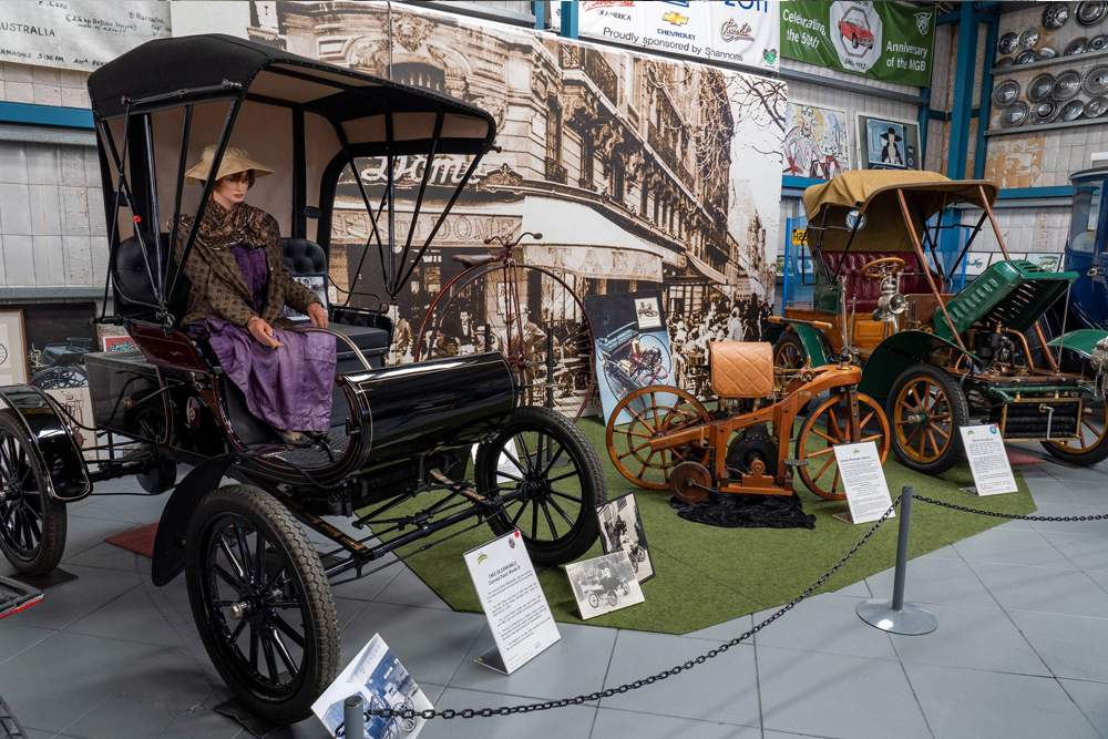 Museo del Motor de Australia Occidental - El Museo del Motor de Australia Occidental, ubicado en Whiteman Park cerca de Perth, presenta una impresionante colección de coches clásicos, camiones y motocicletas. Los visitantes pueden explorar vehículos raros y restaurados, incluido el coche de carreras Red Bull F1 de Daniel Ricciardo de 2014, a través de visitas guiadas gratuitas disponibles diariamente. Con exposiciones interactivas y actividades para toda la familia, es un destino imprescindible para los entusiastas de los automóviles y amantes de la historia. Museo del Motor de Australia Occidental - Imagen 2 de 5