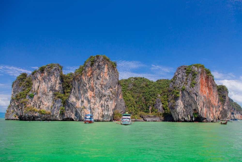Tour por la Isla James Bond, Bahía de Phang-Nga, Isla Hong e Isla Khai - Embárcate en el tour por la Isla James Bond, Bahía de Phang-Nga, Isla Hong e Isla Khai para un día completo de aventura y exploración. Descubre la famosa Isla James Bond, protagonizada en "El Hombre del Revólver de Oro", y explora las impresionantes cuevas de la Bahía de Phang-Nga. Remonta los tranquilos bosques de manglares de la Isla Hong en un paseo en canoa y practica snorkel en las cristalinas aguas de la Isla Khai. Este tour por la Isla James Bond, Bahía de Phang-Nga, Isla Hong e Isla Khai ofrece vistas impresionantes, actividades emocionantes y experiencias inolvidables. Reserva el tour por la Isla James Bond, Bahía de Phang-Nga, Isla Hong e Isla Khai para una aventura inolvidable de islas en Tailandia. Tour por la Isla James Bond, Bahía de Phang-Nga, Isla Hong e Isla Khai - Imagen 2 de 5