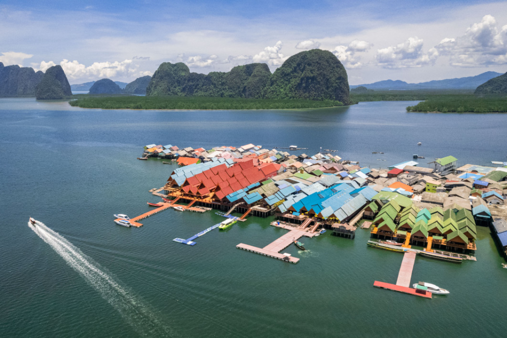 Tour por la Isla James Bond, Bahía de Phang-Nga, Isla Hong e Isla Khai - Embárcate en el tour por la Isla James Bond, Bahía de Phang-Nga, Isla Hong e Isla Khai para un día completo de aventura y exploración. Descubre la famosa Isla James Bond, protagonizada en "El Hombre del Revólver de Oro", y explora las impresionantes cuevas de la Bahía de Phang-Nga. Remonta los tranquilos bosques de manglares de la Isla Hong en un paseo en canoa y practica snorkel en las cristalinas aguas de la Isla Khai. Este tour por la Isla James Bond, Bahía de Phang-Nga, Isla Hong e Isla Khai ofrece vistas impresionantes, actividades emocionantes y experiencias inolvidables. Reserva el tour por la Isla James Bond, Bahía de Phang-Nga, Isla Hong e Isla Khai para una aventura inolvidable de islas en Tailandia. Tour por la Isla James Bond, Bahía de Phang-Nga, Isla Hong e Isla Khai - Imagen 3 de 5