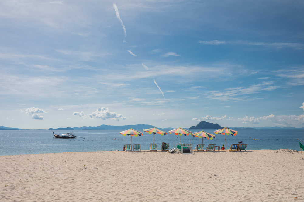 Tour por la Isla James Bond, Bahía de Phang-Nga, Isla Hong e Isla Khai - Embárcate en el tour por la Isla James Bond, Bahía de Phang-Nga, Isla Hong e Isla Khai para un día completo de aventura y exploración. Descubre la famosa Isla James Bond, protagonizada en "El Hombre del Revólver de Oro", y explora las impresionantes cuevas de la Bahía de Phang-Nga. Remonta los tranquilos bosques de manglares de la Isla Hong en un paseo en canoa y practica snorkel en las cristalinas aguas de la Isla Khai. Este tour por la Isla James Bond, Bahía de Phang-Nga, Isla Hong e Isla Khai ofrece vistas impresionantes, actividades emocionantes y experiencias inolvidables. Reserva el tour por la Isla James Bond, Bahía de Phang-Nga, Isla Hong e Isla Khai para una aventura inolvidable de islas en Tailandia. Tour por la Isla James Bond, Bahía de Phang-Nga, Isla Hong e Isla Khai - Imagen 4 de 5