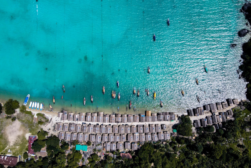 Schnorcheltour zu den Surin-Inseln ab Phuket - Begib dich auf eine aufregende Schnorcheltour zu den Surin-Inseln ab Phuket und erkunde die lebendige Unterwasserwelt. Schwimme mit bunten Fischen und bewundere beeindruckende Korallenriffe während dieser Schnorcheltour zu den Surin-Inseln ab Phuket. Besuche das Moken Sea Gypsy Village und erfahre mehr über ihren einzigartigen Lebensstil. Genieße mehrere Schnorchelsessions im Chong Kad Channel, Bon Bay und Turtle Bay. Erlebe die Schönheit des Surin Island Nationalparks auf dieser unvergesslichen Schnorcheltour zu den Surin-Inseln ab Phuket. Perfekt für Abenteuersuchende, Naturfreunde und Schnorchel-Liebhaber! Schnorcheltour zu den Surin-Inseln ab Phuket - Bild 3 von 5