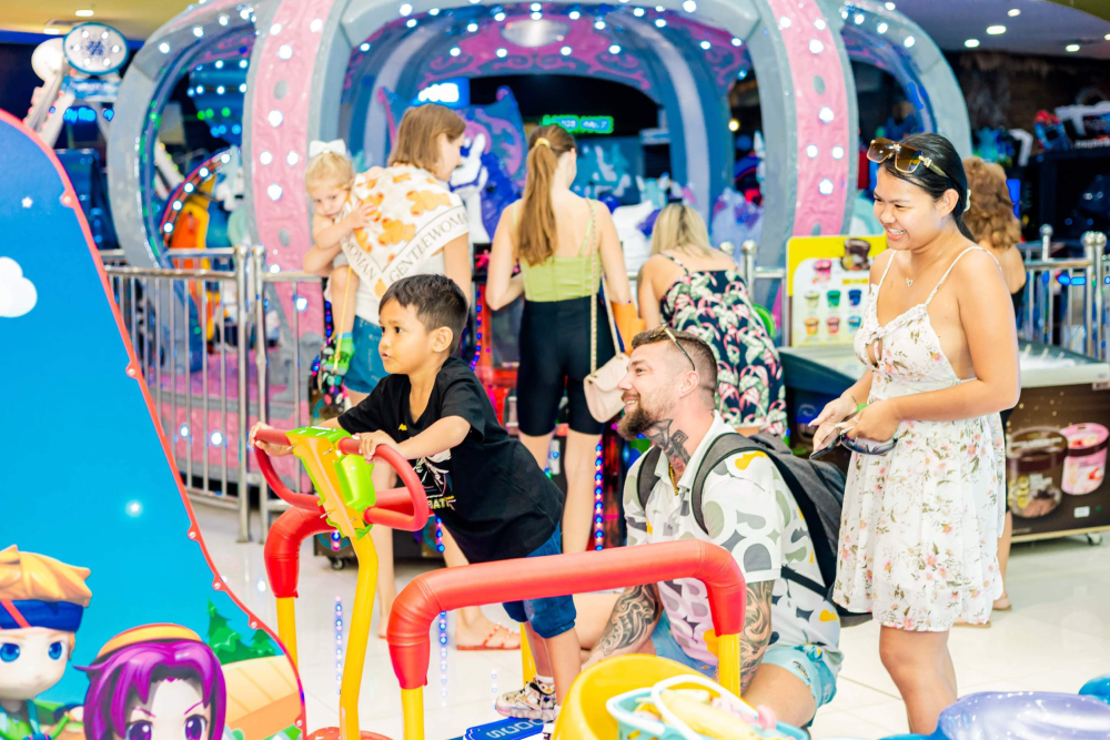 Froggy's Fun Park - Erleben Sie endlosen Spaß im Froggy's Fun Park, dem größten Indoor-Vergnügungspark in Phuket. Der Froggy's Fun Park bietet aufregende Attraktionen wie Super-Trampoline, einen Kinderspielplatz, Bungee-Jumping und eine waghalsige Seilbahn. Außerdem gibt es Wettkampf-Arcadespiele, Virtual-Reality-Erlebnisse und spannende Live-Shows. Egal, ob Sie Abenteuer oder Spaß suchen, im Froggy's Fun Park ist für jeden etwas dabei. Verpassen Sie nicht die Aufregung im Froggy's Fun Park in Phuket! Froggy's Fun Park - Bild 3 von 5