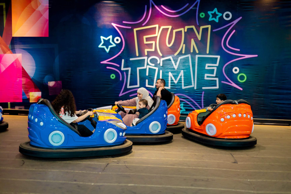 Froggy's Fun Park - Erleben Sie endlosen Spaß im Froggy's Fun Park, dem größten Indoor-Vergnügungspark in Phuket. Der Froggy's Fun Park bietet aufregende Attraktionen wie Super-Trampoline, einen Kinderspielplatz, Bungee-Jumping und eine waghalsige Seilbahn. Außerdem gibt es Wettkampf-Arcadespiele, Virtual-Reality-Erlebnisse und spannende Live-Shows. Egal, ob Sie Abenteuer oder Spaß suchen, im Froggy's Fun Park ist für jeden etwas dabei. Verpassen Sie nicht die Aufregung im Froggy's Fun Park in Phuket! Froggy's Fun Park - Bild 4 von 5