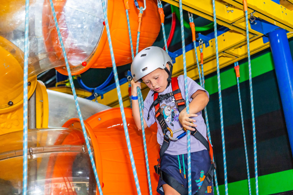 Froggy's Fun Park - Erleben Sie endlosen Spaß im Froggy's Fun Park, dem größten Indoor-Vergnügungspark in Phuket. Der Froggy's Fun Park bietet aufregende Attraktionen wie Super-Trampoline, einen Kinderspielplatz, Bungee-Jumping und eine waghalsige Seilbahn. Außerdem gibt es Wettkampf-Arcadespiele, Virtual-Reality-Erlebnisse und spannende Live-Shows. Egal, ob Sie Abenteuer oder Spaß suchen, im Froggy's Fun Park ist für jeden etwas dabei. Verpassen Sie nicht die Aufregung im Froggy's Fun Park in Phuket! Froggy's Fun Park - Bild 2 von 5