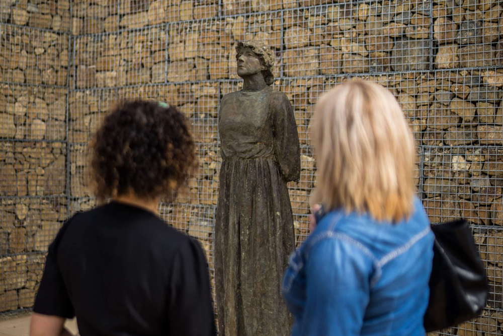 Sitio Histórico de la Fábrica de Mujeres Cascades - Visita el Sitio Histórico de la Fábrica de Mujeres Cascades en Hobart para conocer a las mujeres convictas que vivieron y trabajaron allí en el siglo XIX. Explora edificios restaurados, exhibiciones informativas y hermosos jardines. Como parte de la propiedad Patrimonio Mundial de los Sitios de Convictos Australianos, ofrece una visión única de la historia convicta de Tasmania. Imprescindible para los amantes de la historia. Sitio Histórico de la Fábrica de Mujeres Cascades - Imagen 2 de 5