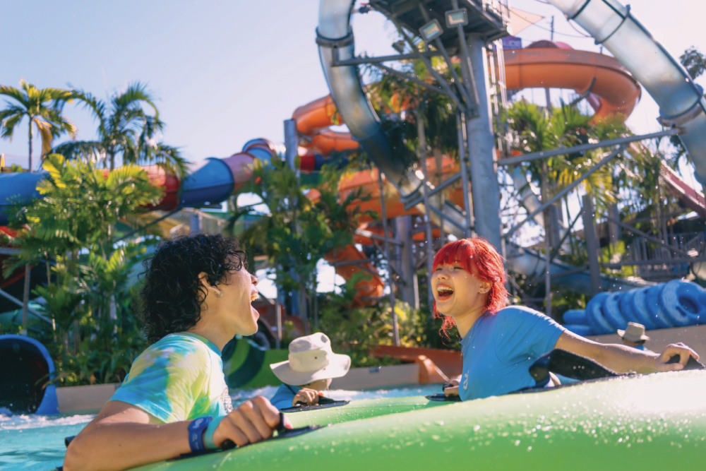 Parc Aquatique Vana Nava - Vivez un plaisir infini au Parc Aquatique Vana Nava, le premier parc d'aventure aquatique jungle d'Asie. Profitez de toboggans aquatiques palpitants, de piscines à vagues et d'attractions excitantes pour tous les âges. Le Parc Aquatique Vana Nava propose plus de 20 attractions, dont le plus grand toboggan aquatique du monde et la plus haute cascade artificielle d'Asie. Parfait pour les familles, les amis et les amateurs d'aventure, le Parc Aquatique Vana Nava garantit une journée pleine d'excitation, de détente et de souvenirs inoubliables. Visitez le Parc Aquatique Vana Nava pour l'ultime aventure aquatique à Hua Hin, Thaïlande. Parc Aquatique Vana Nava - Image 3 sur 5