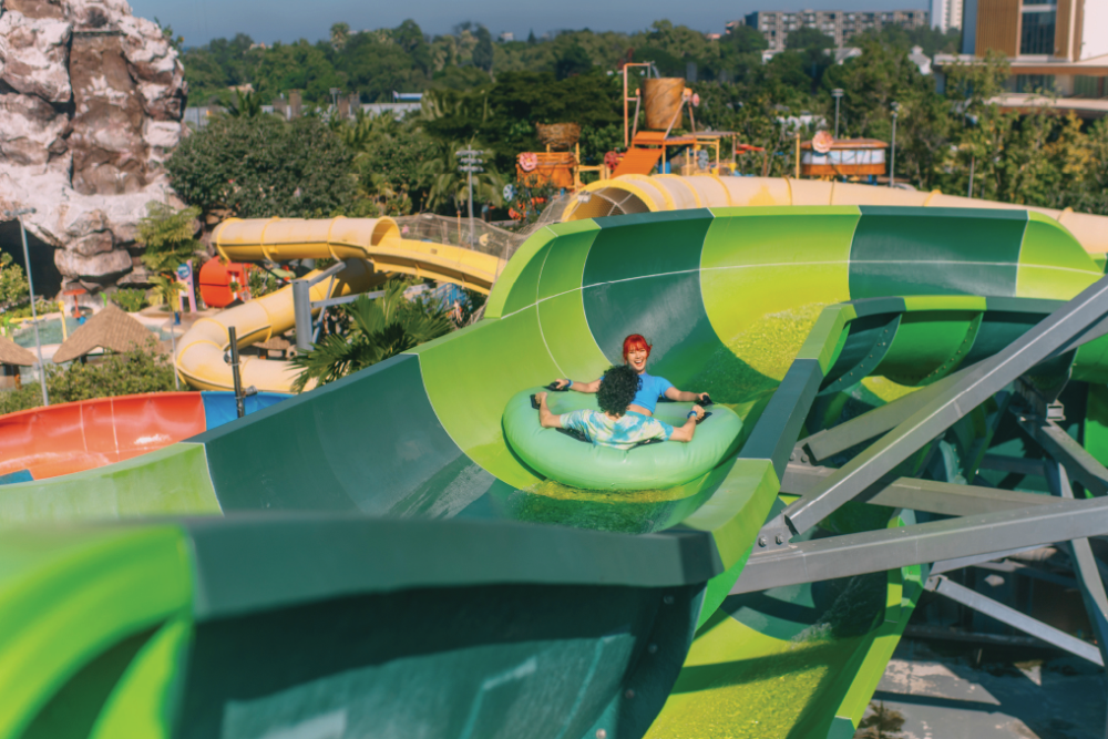 Parc Aquatique Vana Nava - Vivez un plaisir infini au Parc Aquatique Vana Nava, le premier parc d'aventure aquatique jungle d'Asie. Profitez de toboggans aquatiques palpitants, de piscines à vagues et d'attractions excitantes pour tous les âges. Le Parc Aquatique Vana Nava propose plus de 20 attractions, dont le plus grand toboggan aquatique du monde et la plus haute cascade artificielle d'Asie. Parfait pour les familles, les amis et les amateurs d'aventure, le Parc Aquatique Vana Nava garantit une journée pleine d'excitation, de détente et de souvenirs inoubliables. Visitez le Parc Aquatique Vana Nava pour l'ultime aventure aquatique à Hua Hin, Thaïlande. Parc Aquatique Vana Nava - Image 2 sur 5