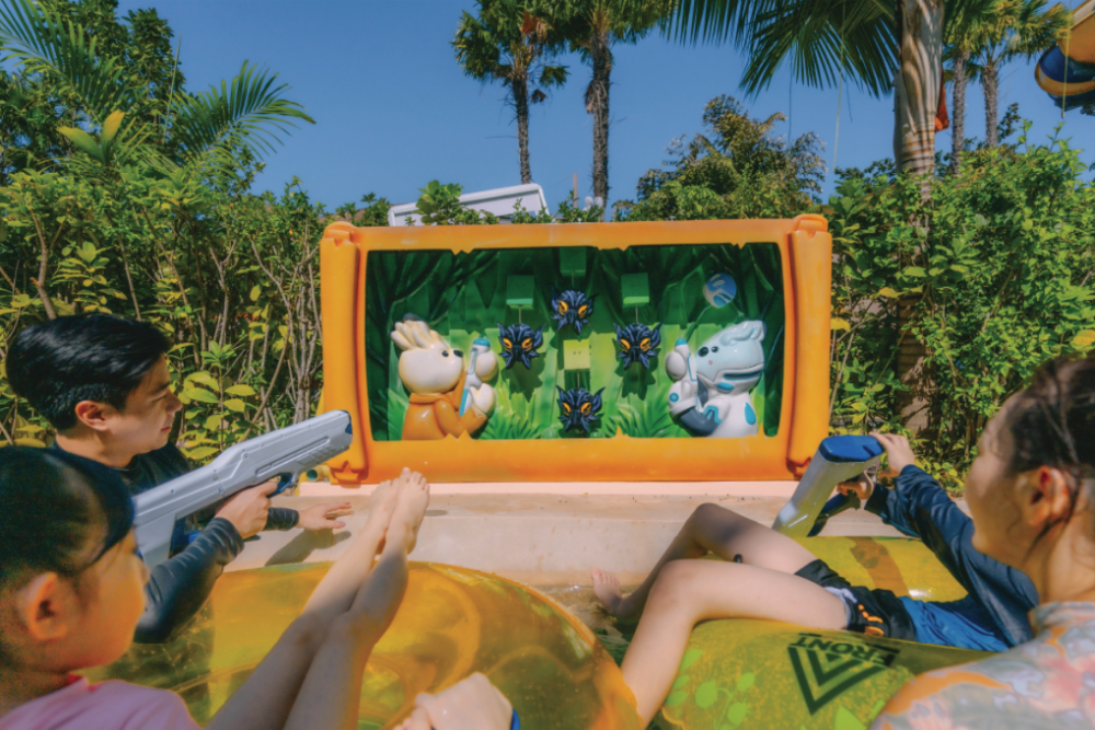 Parc Aquatique Vana Nava - Vivez un plaisir infini au Parc Aquatique Vana Nava, le premier parc d'aventure aquatique jungle d'Asie. Profitez de toboggans aquatiques palpitants, de piscines à vagues et d'attractions excitantes pour tous les âges. Le Parc Aquatique Vana Nava propose plus de 20 attractions, dont le plus grand toboggan aquatique du monde et la plus haute cascade artificielle d'Asie. Parfait pour les familles, les amis et les amateurs d'aventure, le Parc Aquatique Vana Nava garantit une journée pleine d'excitation, de détente et de souvenirs inoubliables. Visitez le Parc Aquatique Vana Nava pour l'ultime aventure aquatique à Hua Hin, Thaïlande. Parc Aquatique Vana Nava - Image 4 sur 5