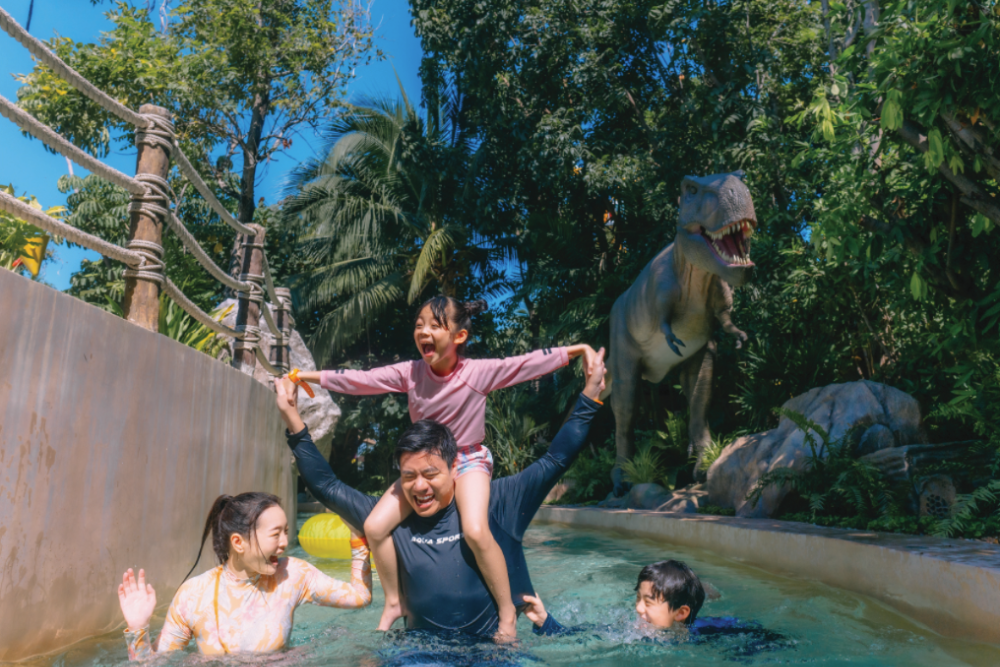 Parc Aquatique Vana Nava - Vivez un plaisir infini au Parc Aquatique Vana Nava, le premier parc d'aventure aquatique jungle d'Asie. Profitez de toboggans aquatiques palpitants, de piscines à vagues et d'attractions excitantes pour tous les âges. Le Parc Aquatique Vana Nava propose plus de 20 attractions, dont le plus grand toboggan aquatique du monde et la plus haute cascade artificielle d'Asie. Parfait pour les familles, les amis et les amateurs d'aventure, le Parc Aquatique Vana Nava garantit une journée pleine d'excitation, de détente et de souvenirs inoubliables. Visitez le Parc Aquatique Vana Nava pour l'ultime aventure aquatique à Hua Hin, Thaïlande. Parc Aquatique Vana Nava - Image 5 sur 5