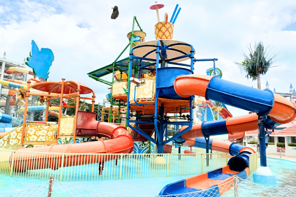 Parc aquatique Splash Out Langkawi - Vivez un amusement sans fin au parc aquatique Splash Out Langkawi ! Profitez de toboggans palpitants, de grands bassins à vagues et d'attractions adaptées aux familles. Le parc aquatique Splash Out Langkawi propose 12 attractions aventureuses, incluant des toboggans défiant la gravité et une rivière paresseuse. Parfait pour tous les âges, le parc aquatique Splash Out Langkawi garantit une journée remplie d'activités aquatiques, d'aires de jeux interactives et de souvenirs inoubliables. Planifiez votre visite au parc aquatique Splash Out Langkawi et plongez dans une aventure unique ! Parc aquatique Splash Out Langkawi - Image 1 sur 5