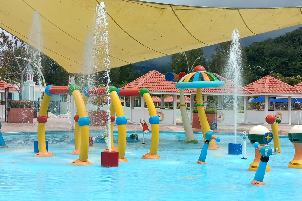 Splash Out Langkawi Wasserpark - Erleben Sie endlosen Spaß im Splash Out Langkawi Wasserpark! Genießen Sie aufregende Wasserrutschen, spannende Wellenbecken und familienfreundliche Attraktionen. Der Splash Out Langkawi Wasserpark bietet 12 abenteuerliche Fahrgeschäfte, darunter schwerelose Rutschen und einen Lazy River. Perfekt für alle Altersgruppen garantiert der Splash Out Langkawi Wasserpark einen erlebnisreichen Tag mit Wasseraktivitäten, interaktiven Spielplätzen und unvergesslichen Erinnerungen. Planen Sie Ihren Besuch im Splash Out Langkawi Wasserpark und tauchen Sie ein in ein Abenteuer wie kein anderes! Splash Out Langkawi Wasserpark - Bild 3 von 5