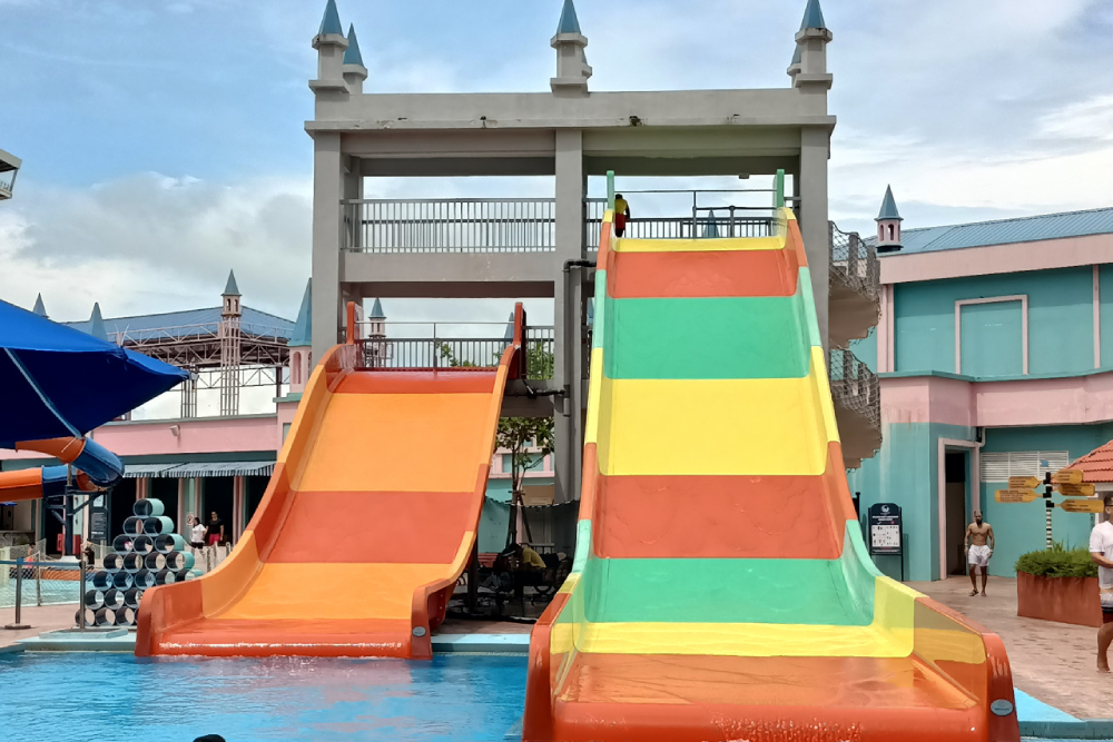 Parc aquatique Splash Out Langkawi - Vivez un amusement sans fin au parc aquatique Splash Out Langkawi ! Profitez de toboggans palpitants, de grands bassins à vagues et d'attractions adaptées aux familles. Le parc aquatique Splash Out Langkawi propose 12 attractions aventureuses, incluant des toboggans défiant la gravité et une rivière paresseuse. Parfait pour tous les âges, le parc aquatique Splash Out Langkawi garantit une journée remplie d'activités aquatiques, d'aires de jeux interactives et de souvenirs inoubliables. Planifiez votre visite au parc aquatique Splash Out Langkawi et plongez dans une aventure unique ! Parc aquatique Splash Out Langkawi - Image 2 sur 5
