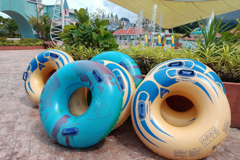 Splash Out Langkawi Wasserpark - Erleben Sie endlosen Spaß im Splash Out Langkawi Wasserpark! Genießen Sie aufregende Wasserrutschen, spannende Wellenbecken und familienfreundliche Attraktionen. Der Splash Out Langkawi Wasserpark bietet 12 abenteuerliche Fahrgeschäfte, darunter schwerelose Rutschen und einen Lazy River. Perfekt für alle Altersgruppen garantiert der Splash Out Langkawi Wasserpark einen erlebnisreichen Tag mit Wasseraktivitäten, interaktiven Spielplätzen und unvergesslichen Erinnerungen. Planen Sie Ihren Besuch im Splash Out Langkawi Wasserpark und tauchen Sie ein in ein Abenteuer wie kein anderes! Splash Out Langkawi Wasserpark - Bild 4 von 5