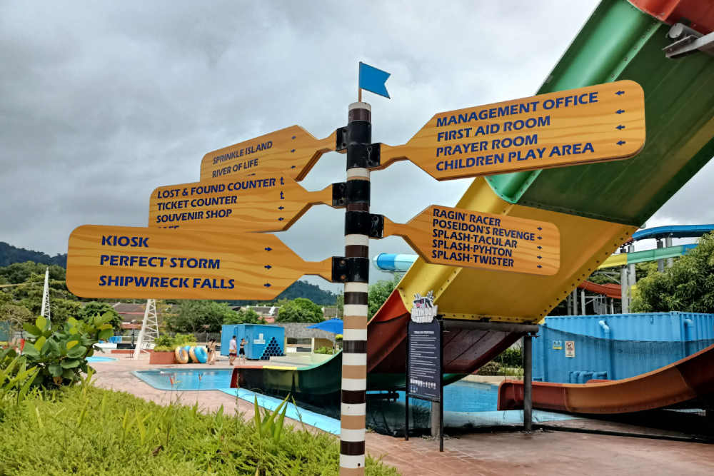 Splash Out Langkawi Wasserpark - Erleben Sie endlosen Spaß im Splash Out Langkawi Wasserpark! Genießen Sie aufregende Wasserrutschen, spannende Wellenbecken und familienfreundliche Attraktionen. Der Splash Out Langkawi Wasserpark bietet 12 abenteuerliche Fahrgeschäfte, darunter schwerelose Rutschen und einen Lazy River. Perfekt für alle Altersgruppen garantiert der Splash Out Langkawi Wasserpark einen erlebnisreichen Tag mit Wasseraktivitäten, interaktiven Spielplätzen und unvergesslichen Erinnerungen. Planen Sie Ihren Besuch im Splash Out Langkawi Wasserpark und tauchen Sie ein in ein Abenteuer wie kein anderes! Splash Out Langkawi Wasserpark - Bild 5 von 5