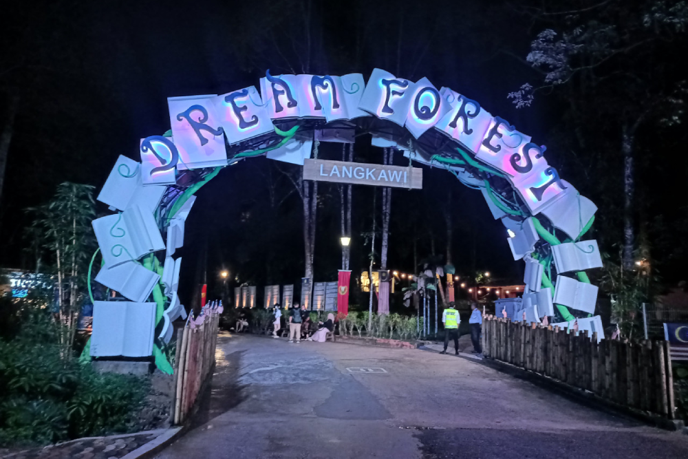 Dream Forest Langkawi - Entdecken Sie die Magie des Dream Forest Langkawi, ein atemberaubendes nächtliches Abenteuer voller Lichter, Musik und mythischer Geschichten. Wandern Sie auf einem 1,2 km langen Pfad, umgeben von leuchtender Kunst, Projektionen und interaktivem Geschichtenerzählen. Entdecken Sie 14 Themenbereiche, die die Schönheit der Natur zeigen, ohne den Wald zu schädigen. Erleben Sie das Wunder des Dream Forest Langkawi und schaffen Sie unvergessliche Erinnerungen mit Familie und Freunden. Verpassen Sie nicht die Chance, in die zauberhafte Welt des Dream Forest Langkawi einzutauchen. Dream Forest Langkawi - Bild 1 von 5