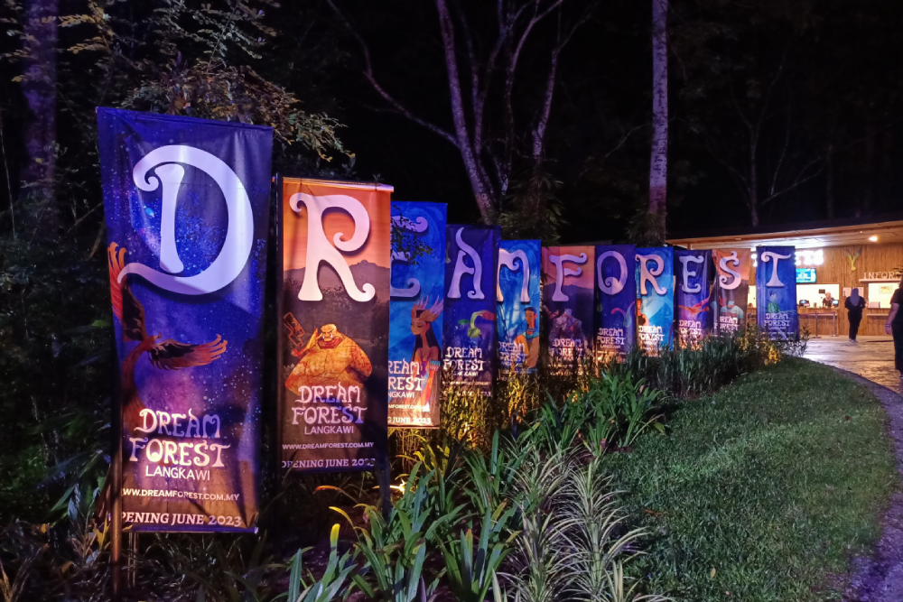 Dream Forest Langkawi - Entdecken Sie die Magie des Dream Forest Langkawi, ein atemberaubendes nächtliches Abenteuer voller Lichter, Musik und mythischer Geschichten. Wandern Sie auf einem 1,2 km langen Pfad, umgeben von leuchtender Kunst, Projektionen und interaktivem Geschichtenerzählen. Entdecken Sie 14 Themenbereiche, die die Schönheit der Natur zeigen, ohne den Wald zu schädigen. Erleben Sie das Wunder des Dream Forest Langkawi und schaffen Sie unvergessliche Erinnerungen mit Familie und Freunden. Verpassen Sie nicht die Chance, in die zauberhafte Welt des Dream Forest Langkawi einzutauchen. Dream Forest Langkawi - Bild 3 von 5