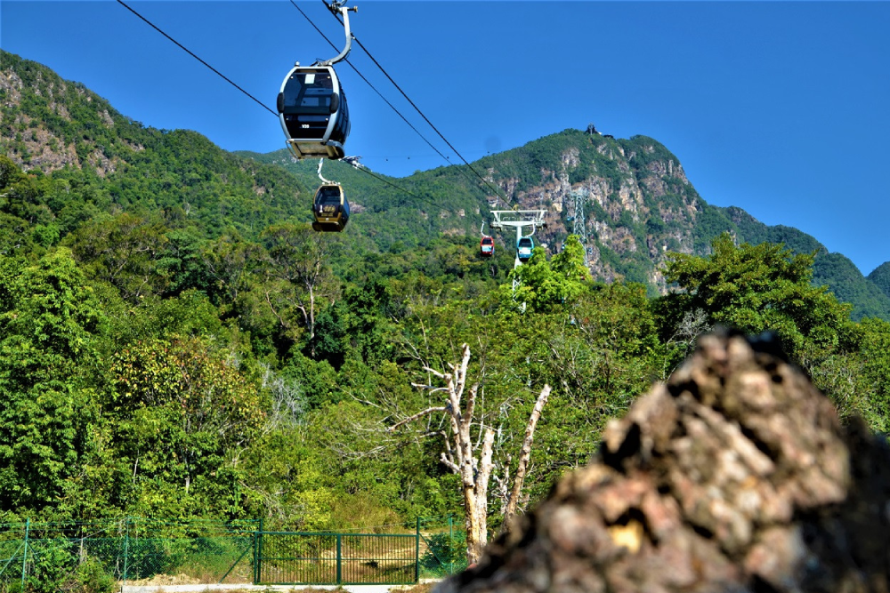 Langkawi SkyCab Seilbahn - Erleben Sie atemberaubende Ausblicke mit der Langkawi SkyCab Seilbahn-Fahrt auf den Gipfel des Mount Machinchang. Schweben Sie über üppige Regenwälder und genießen Sie einen Panoramablick auf die Insel. Gehen Sie auf die ikonische SkyBridge und machen Sie beeindruckende Fotos von der längsten gebogenen Brücke der Welt. Entdecken Sie nahegelegene Attraktionen wie SkyDome, SkyRex und 3D Art Langkawi. Die Langkawi SkyCab Seilbahn bietet ein aufregendes Abenteuer und unvergessliche Landschaften für alle Besucher. Verpassen Sie nicht die Gelegenheit, die Langkawi SkyCab Seilbahn auf Ihrer Langkawi-Reise zu fahren. Langkawi SkyCab Seilbahn - Bild 3 von 5