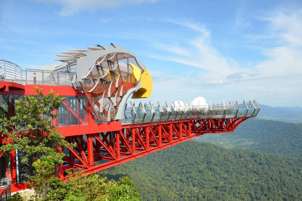 Langkawi SkyCab Seilbahn - Erleben Sie atemberaubende Ausblicke mit der Langkawi SkyCab Seilbahn-Fahrt auf den Gipfel des Mount Machinchang. Schweben Sie über üppige Regenwälder und genießen Sie einen Panoramablick auf die Insel. Gehen Sie auf die ikonische SkyBridge und machen Sie beeindruckende Fotos von der längsten gebogenen Brücke der Welt. Entdecken Sie nahegelegene Attraktionen wie SkyDome, SkyRex und 3D Art Langkawi. Die Langkawi SkyCab Seilbahn bietet ein aufregendes Abenteuer und unvergessliche Landschaften für alle Besucher. Verpassen Sie nicht die Gelegenheit, die Langkawi SkyCab Seilbahn auf Ihrer Langkawi-Reise zu fahren. Langkawi SkyCab Seilbahn - Bild 4 von 5