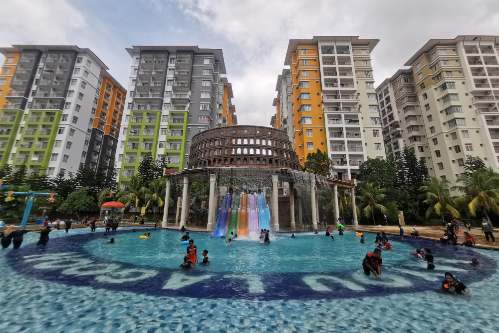 Bayou Lagoon Wasserpark - Der Bayou Lagoon Wasserpark ist das ultimative Ziel für Familienspaß in Melaka! Tauchen Sie ein in aufregende Abenteuer im Bayou Lagoon Wasserpark mit spannenden Wasserrutschen, einem Kinder-Spielbereich und entspannenden Faulenzern. Perfekt für alle Altersgruppen bietet der Bayou Lagoon Wasserpark ganztägigen Zugang zu seinen fantastischen Attraktionen. In der Nähe der Stadt Melaka gelegen, ist der Bayou Lagoon Wasserpark ein idealer Ort für Familienurlaube und Zusammenkünfte. Verpassen Sie nicht die Chance, Spannung und Entspannung im Bayou Lagoon Wasserpark zu genießen! Bayou Lagoon Wasserpark - Bild 2 von 5