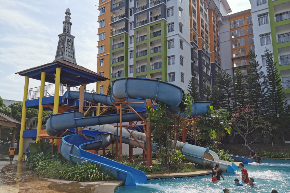 Bayou Lagoon Wasserpark - Der Bayou Lagoon Wasserpark ist das ultimative Ziel für Familienspaß in Melaka! Tauchen Sie ein in aufregende Abenteuer im Bayou Lagoon Wasserpark mit spannenden Wasserrutschen, einem Kinder-Spielbereich und entspannenden Faulenzern. Perfekt für alle Altersgruppen bietet der Bayou Lagoon Wasserpark ganztägigen Zugang zu seinen fantastischen Attraktionen. In der Nähe der Stadt Melaka gelegen, ist der Bayou Lagoon Wasserpark ein idealer Ort für Familienurlaube und Zusammenkünfte. Verpassen Sie nicht die Chance, Spannung und Entspannung im Bayou Lagoon Wasserpark zu genießen! Bayou Lagoon Wasserpark - Bild 3 von 5