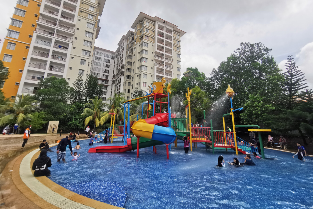 Bayou Lagoon Wasserpark - Der Bayou Lagoon Wasserpark ist das ultimative Ziel für Familienspaß in Melaka! Tauchen Sie ein in aufregende Abenteuer im Bayou Lagoon Wasserpark mit spannenden Wasserrutschen, einem Kinder-Spielbereich und entspannenden Faulenzern. Perfekt für alle Altersgruppen bietet der Bayou Lagoon Wasserpark ganztägigen Zugang zu seinen fantastischen Attraktionen. In der Nähe der Stadt Melaka gelegen, ist der Bayou Lagoon Wasserpark ein idealer Ort für Familienurlaube und Zusammenkünfte. Verpassen Sie nicht die Chance, Spannung und Entspannung im Bayou Lagoon Wasserpark zu genießen! Bayou Lagoon Wasserpark - Bild 4 von 5