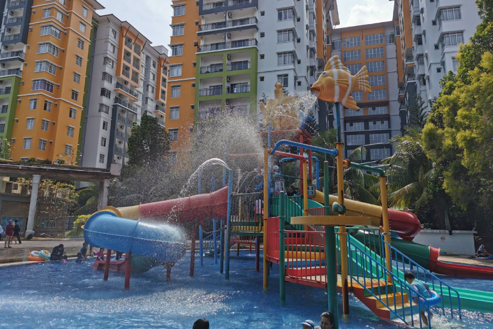 Bayou Lagoon Wasserpark - Der Bayou Lagoon Wasserpark ist das ultimative Ziel für Familienspaß in Melaka! Tauchen Sie ein in aufregende Abenteuer im Bayou Lagoon Wasserpark mit spannenden Wasserrutschen, einem Kinder-Spielbereich und entspannenden Faulenzern. Perfekt für alle Altersgruppen bietet der Bayou Lagoon Wasserpark ganztägigen Zugang zu seinen fantastischen Attraktionen. In der Nähe der Stadt Melaka gelegen, ist der Bayou Lagoon Wasserpark ein idealer Ort für Familienurlaube und Zusammenkünfte. Verpassen Sie nicht die Chance, Spannung und Entspannung im Bayou Lagoon Wasserpark zu genießen! Bayou Lagoon Wasserpark - Bild 5 von 5