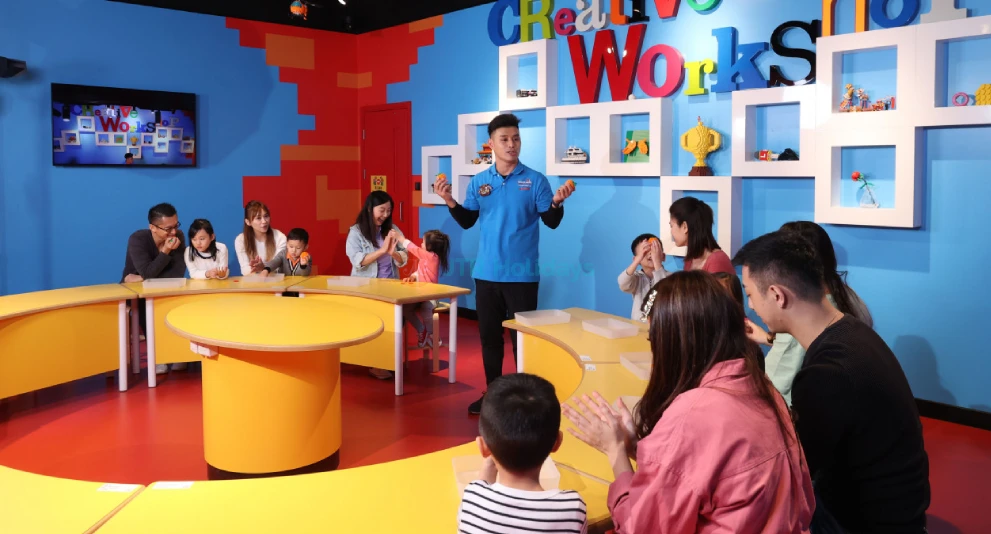 香港乐高探索中心 - 香港乐高探索中心是所有年龄段乐高爱好者的终极室内景点。在香港乐高探索中心,探索九个主题游乐区,欣赏由超过150万块乐高积木打造的香港地标微缩模型,享受4D乐高电影。香港乐高探索中心提供激动人心的活动,如打造自己的赛车、在DUPLO农场玩耍等。今天就来香港乐高探索中心,发现无尽的乐趣和创造力吧! 香港乐高探索中心 - 图片 1 的 5
