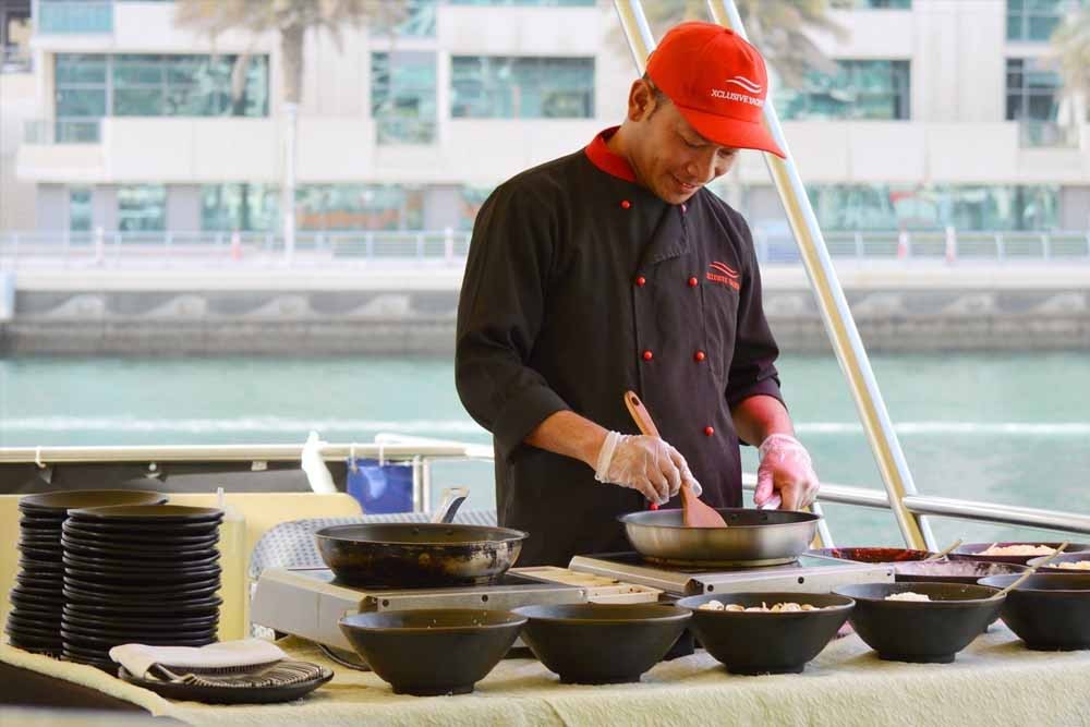 Dubai Marina Dinner Cruise with Live Music - Image 2 of 5