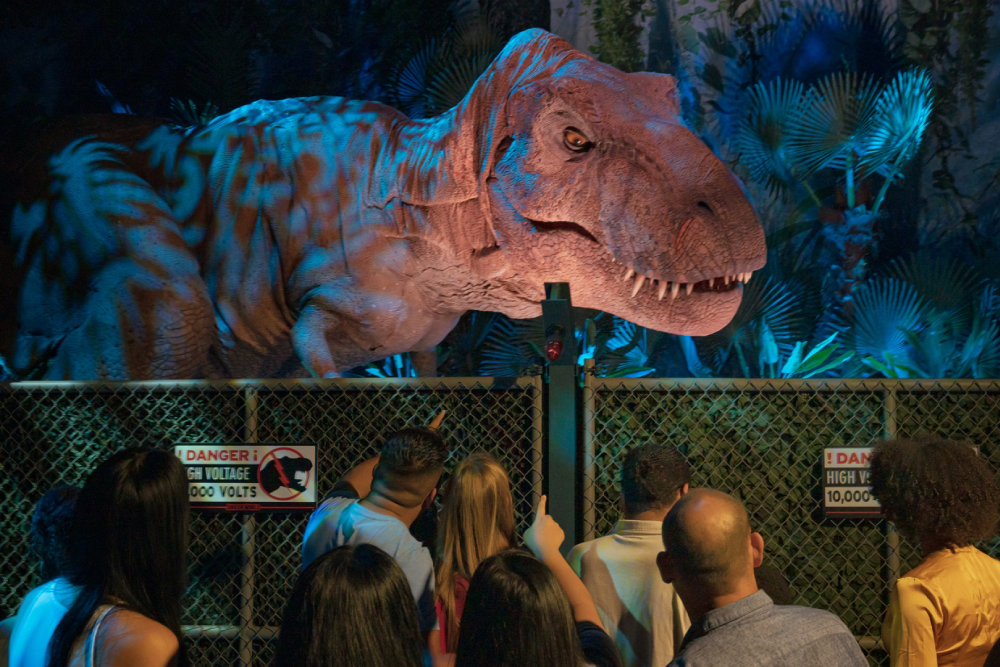 Jurassic World Exhibition Melbourne - Jurassic World The Exhibition Melbourne porta il film di successo alla vita con dinosauri a grandezza naturale e esperienze immersive. A Jurassic World The Exhibition Melbourne, attraversa i cancelli iconici, ammira un imponente Brachiosaurus e affronta da vicino il possente Tyrannosaurus Rex. Scopri i dinosauri, esplora ambientazioni a tema e vivi l'emozione di Jurassic World The Exhibition Melbourne. Non perdere questa indimenticabile avventura che ti lascerà senza fiato. Visita Jurassic World The Exhibition Melbourne per un viaggio lungo milioni di anni! Jurassic World Exhibition Melbourne - Immagine 3 di 5