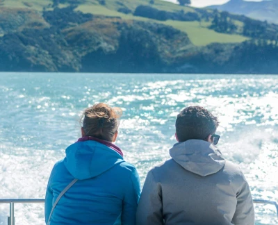 Croisière nature dans le port des Dauphins d'Akaroa - Embarquez pour la croisière nature dans le port des Dauphins d'Akaroa et explorez le pittoresque port d'Akaroa. Observez les rares dauphins d'Hector, des phoques, des manchots et des oiseaux marins tout en profitant des commentaires d'experts sur l'histoire et la faune de la région. Parfaite pour les familles et les amoureux de la nature, cette croisière éco-responsable offre des moments inoubliables au cœur d'une beauté naturelle. Croisière nature dans le port des Dauphins d'Akaroa - Image 5 sur 5
