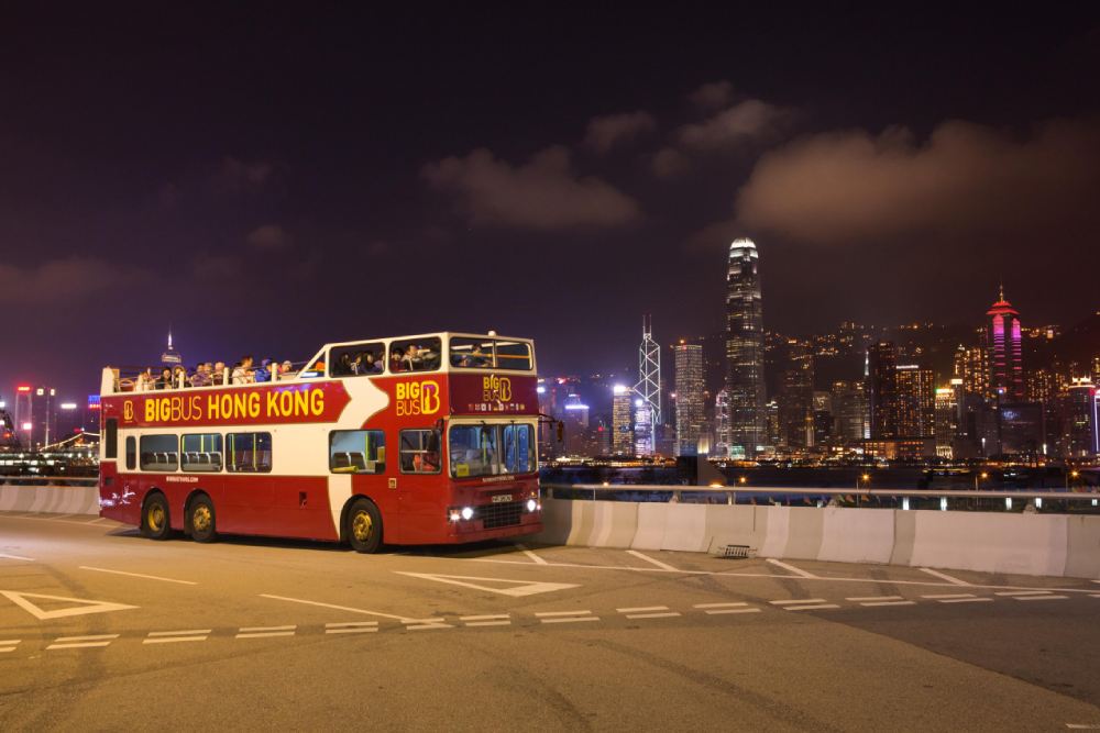 Big Bus Hong Kong - visite en bus à arrêts libres - Découvrez les principales attractions de Hong Kong avec le Big Bus Hong Kong - visite en bus à arrêts libres. Profitez de la flexibilité d'explorer à votre rythme grâce à plusieurs itinéraires et arrêts. Le Big Bus Hong Kong - visite en bus à arrêts libres offre des vues magnifiques, une expérience à toit ouvert et un guide audio multilingue. Parfait pour les voyageurs, le Big Bus Hong Kong - visite en bus à arrêts libres garantit un voyage mémorable à travers les monuments célèbres de la ville. Faites l'expérience de la commodité et du confort avec le Big Bus Hong Kong - visite en bus à arrêts libres. Big Bus Hong Kong - visite en bus à arrêts libres - Image 1 sur 5