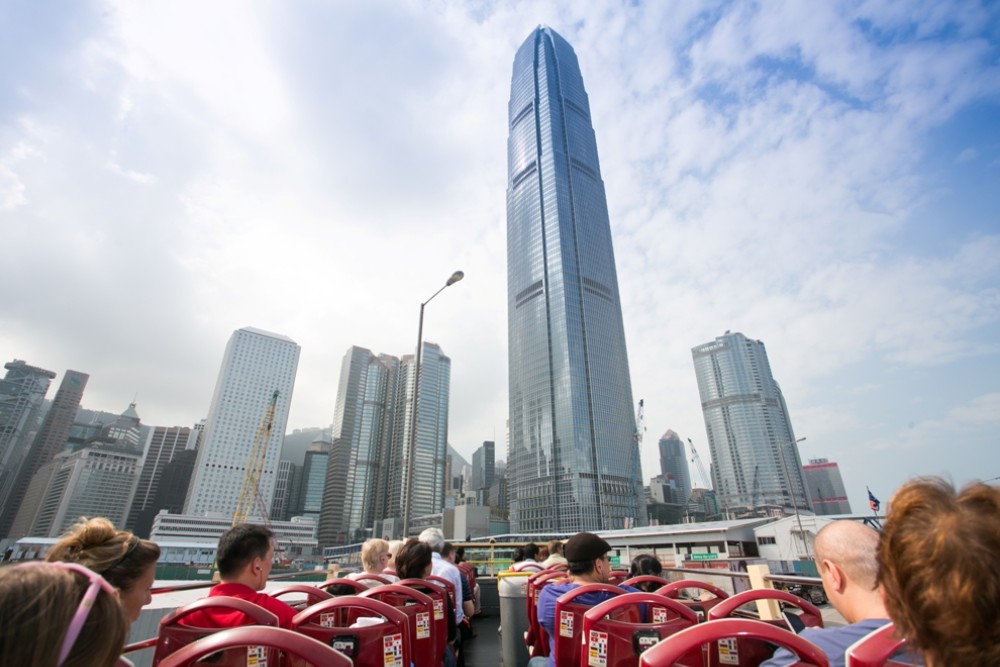 香港大巴随上随下巴士游 - 通过香港大巴随上随下巴士游发现香港的顶级景点。享受多条路线和多个停靠点,让您以自己的节奏灵活探索。香港大巴随上随下巴士游提供壮观景色、敞篷体验和多语言语音导览。非常适合旅行者,确保您通过城市著名地标留下难忘旅程。体验便捷和舒适,尽在香港大巴随上随下巴士游。 香港大巴随上随下巴士游 - 图片 3 的 5