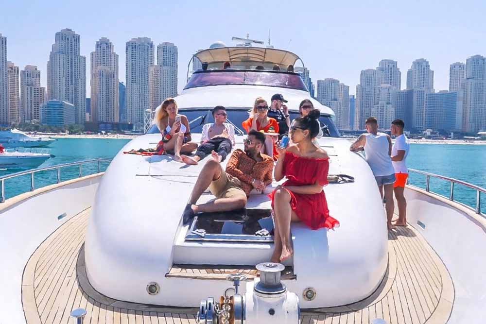 Dubai Marina Yacht-Tour mit Frühstück oder Grillabend - Die Dubai Marina Yacht-Tour mit Frühstück, Mittagessen und Grillabend ist eine der besten Optionen für diejenigen, die die Dubai Marina erkunden möchten, aber nicht das gewünschte Budget haben. Es gibt gute Nachrichten für Paare, Freunde und kleine Gruppen, die das Meer von Dubai erkunden möchten, ohne eine private Yacht mieten zu müssen, aber dennoch alle damit verbundenen Annehmlichkeiten genießen wollen. Wir bieten die luxuriösen Yacht-Gemeinschaftstouren an, die viermal täglich durchgeführt werden. Dubai Marina Yacht-Tour mit Frühstück oder Grillabend - Bild 1 von 5