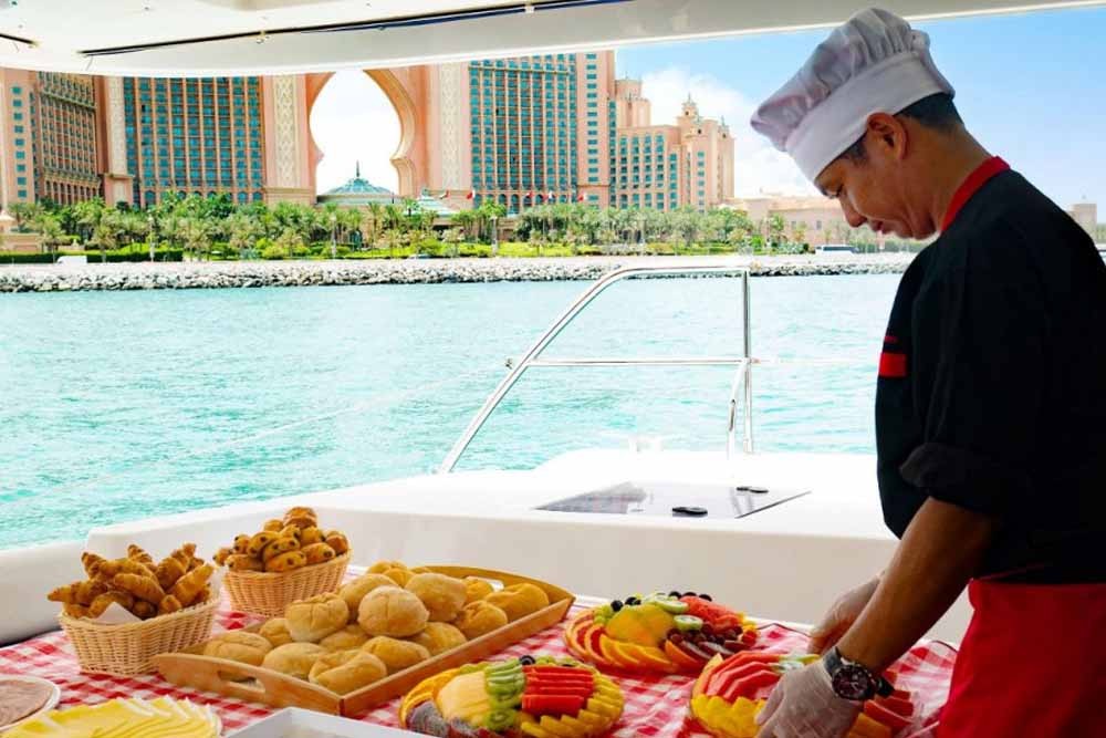 Dubai Marina Yacht-Tour mit Frühstück oder Grillabend - Die Dubai Marina Yacht-Tour mit Frühstück, Mittagessen und Grillabend ist eine der besten Optionen für diejenigen, die die Dubai Marina erkunden möchten, aber nicht das gewünschte Budget haben. Es gibt gute Nachrichten für Paare, Freunde und kleine Gruppen, die das Meer von Dubai erkunden möchten, ohne eine private Yacht mieten zu müssen, aber dennoch alle damit verbundenen Annehmlichkeiten genießen wollen. Wir bieten die luxuriösen Yacht-Gemeinschaftstouren an, die viermal täglich durchgeführt werden. Dubai Marina Yacht-Tour mit Frühstück oder Grillabend - Bild 2 von 5