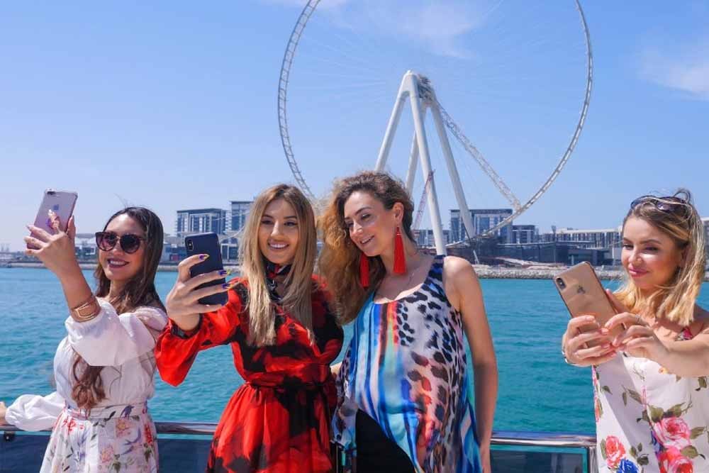 Croisière en yacht à Marina de Dubaï avec petit-déjeuner ou barbecue - La croisière en yacht à Marina de Dubaï avec petit-déjeuner, déjeuner et barbecue est l'une des meilleures options pour ceux qui souhaitent explorer la Marina de Dubaï mais qui disposent d'un budget limité. Bonne nouvelle pour les couples, amis et petits groupes désirant découvrir la mer de Dubaï sans louer de yacht privé tout en profitant de tout le luxe qui y est associé. Nous proposons des croisières en yacht de luxe partagées opérant quatre fois par jour. Croisière en yacht à Marina de Dubaï avec petit-déjeuner ou barbecue - Image 3 sur 5