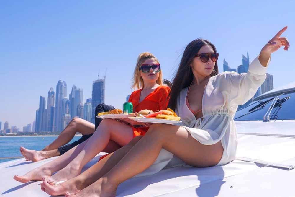 Croisière en yacht à Marina de Dubaï avec petit-déjeuner ou barbecue - La croisière en yacht à Marina de Dubaï avec petit-déjeuner, déjeuner et barbecue est l'une des meilleures options pour ceux qui souhaitent explorer la Marina de Dubaï mais qui disposent d'un budget limité. Bonne nouvelle pour les couples, amis et petits groupes désirant découvrir la mer de Dubaï sans louer de yacht privé tout en profitant de tout le luxe qui y est associé. Nous proposons des croisières en yacht de luxe partagées opérant quatre fois par jour. Croisière en yacht à Marina de Dubaï avec petit-déjeuner ou barbecue - Image 5 sur 5