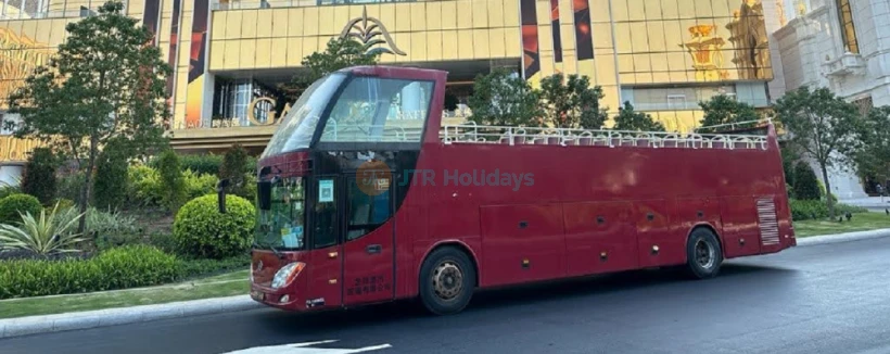 Tour en autobús descubierto de Macao - Experimenta la belleza de Macao con el Tour en autobús descubierto de Macao. Disfruta de vistas impresionantes de lugares famosos como la Torre de Macao y Fisherman’s Wharf en el Tour en autobús descubierto de Macao. Elige la opción diurna para subir y bajar a tu propio ritmo o el tour nocturno para ver las calles iluminadas de Macao. El Tour en autobús descubierto de Macao ofrece comodidad, conveniencia y vistas inolvidables. ¡Explora Macao como nunca antes con el Tour en autobús descubierto de Macao! Tour en autobús descubierto de Macao - Imagen 3 de 5