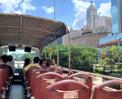 Tour en autobús descubierto de Macao - Experimenta la belleza de Macao con el Tour en autobús descubierto de Macao. Disfruta de vistas impresionantes de lugares famosos como la Torre de Macao y Fisherman’s Wharf en el Tour en autobús descubierto de Macao. Elige la opción diurna para subir y bajar a tu propio ritmo o el tour nocturno para ver las calles iluminadas de Macao. El Tour en autobús descubierto de Macao ofrece comodidad, conveniencia y vistas inolvidables. ¡Explora Macao como nunca antes con el Tour en autobús descubierto de Macao! Tour en autobús descubierto de Macao - Imagen 2 de 5
