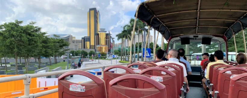 Tour en autobús descubierto de Macao - Experimenta la belleza de Macao con el Tour en autobús descubierto de Macao. Disfruta de vistas impresionantes de lugares famosos como la Torre de Macao y Fisherman’s Wharf en el Tour en autobús descubierto de Macao. Elige la opción diurna para subir y bajar a tu propio ritmo o el tour nocturno para ver las calles iluminadas de Macao. El Tour en autobús descubierto de Macao ofrece comodidad, conveniencia y vistas inolvidables. ¡Explora Macao como nunca antes con el Tour en autobús descubierto de Macao! Tour en autobús descubierto de Macao - Imagen 4 de 5