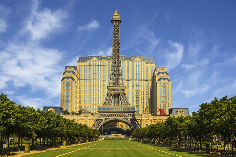 Parisian Macao Eiffelturm - Erleben Sie den Charme des Parisian Macao Eiffelturms, ein Halbmodell des ikonischen Wahrzeichens. Genießen Sie atemberaubende Aussichten von den Aussichtsplattformen des Parisian Macao Eiffelturms auf den Etagen 7 und 37. Sehen Sie, wie der Parisian Macao Eiffelturm nachts mit einer magischen tanzenden Lichtershow und romantischer Jazzmusik erstrahlt. Der Parisian Macao Eiffelturm ist ein Muss für atemberaubende Ausblicke und unvergessliche Momente. Besuchen Sie den Parisian Macao Eiffelturm und fühlen Sie die Magie von Paris in Macau! Parisian Macao Eiffelturm - Bild 1 von 5