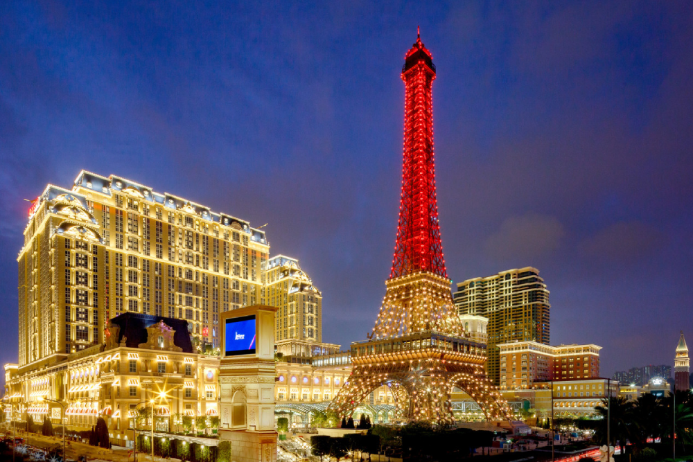 Parisian Macao Eiffelturm - Erleben Sie den Charme des Parisian Macao Eiffelturms, ein Halbmodell des ikonischen Wahrzeichens. Genießen Sie atemberaubende Aussichten von den Aussichtsplattformen des Parisian Macao Eiffelturms auf den Etagen 7 und 37. Sehen Sie, wie der Parisian Macao Eiffelturm nachts mit einer magischen tanzenden Lichtershow und romantischer Jazzmusik erstrahlt. Der Parisian Macao Eiffelturm ist ein Muss für atemberaubende Ausblicke und unvergessliche Momente. Besuchen Sie den Parisian Macao Eiffelturm und fühlen Sie die Magie von Paris in Macau! Parisian Macao Eiffelturm - Bild 5 von 5