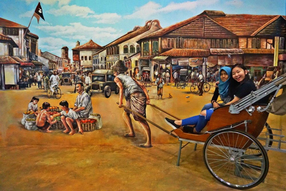 ペナン 3Dトリックアート美術館 - ペナン3Dトリックアートミュージアムで創造力あふれる世界に足を踏み入れてみませんか。40以上のインタラクティブな3D背景や錯視アートにより、アートが生き生きとよみがえります。ジョージタウンに位置するペナン3Dトリックアートミュージアムでは、等身大の作品と一緒にポーズをとったり、ペナンの精巧なジオラマを探検したりできます。家族や友人にぴったりのスポットで、ペナン3Dトリックアートミュージアムは無限の写真チャンスと楽しいひとときを提供します。現代アートと融合したマレーシア文化を発見し、忘れられない思い出を作りましょう! ペナン 3Dトリックアート美術館 - 画像 1 の 5