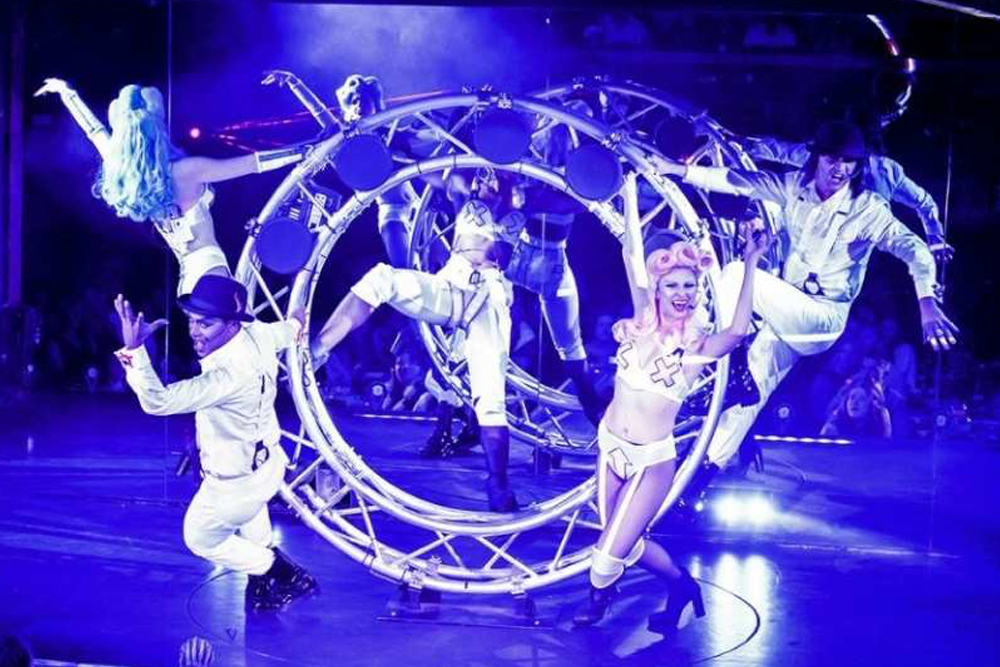 Billets pour le dîner-spectacle Dracula's Cabaret - Vivez une soirée palpitante au dîner-spectacle du Cabaret de Dracula sur la Gold Coast. Cette soirée unique combine un délicieux repas en trois services avec des performances live électrisantes, incluant satire, musique et narration dramatique. Commencez par un trajet en train fantôme et imprégnez-vous d'une atmosphère gothique remplie d'humour et de routines de danse énergiques. Parfait pour une sortie amusante et inoubliable, le Cabaret de Dracula offre un mélange magique de restauration et de divertissement. Billets pour le dîner-spectacle Dracula's Cabaret - Image 3 sur 5