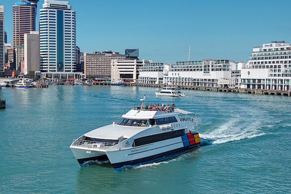 Croisière-dîner dans le port d'Auckland - Embarquez sur le port de Waitematā d'Auckland pour une croisière-dîner magique de 2,5 heures. Commencez votre soirée avec une boisson de bienvenue offerte et régalez-vous avec un délicieux repas de 3 plats préparé par Le Lula Inn. Admirez la silhouette d'Auckland illuminée la nuit et profitez d'un coucher de soleil romantique en glissant sur l'eau. Avec un équipage expérimenté assurant une expérience sans accroc, c'est la façon idéale de se détendre et d'apprécier la beauté époustouflante de la ville. Croisière-dîner dans le port d'Auckland - Image 1 sur 5