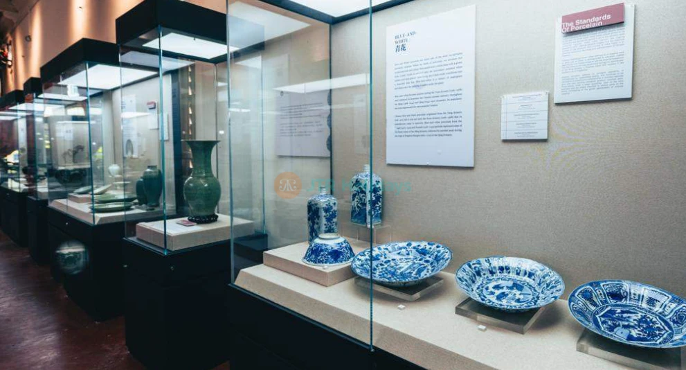 Musée des Détroits et de l'Orient - Découvrez l'histoire fascinante du commerce maritime et des artefacts anciens au Musée des Détroits et de l'Orient à Penang. Explorez des reliques d'épaves, des trésors en porcelaine et des objets historiques qui mettent en valeur le riche patrimoine de la région. Le Musée des Détroits et de l'Orient est un site incontournable pour les passionnés d'histoire, offrant un aperçu du passé à travers des expositions captivantes. Plongez dans l'univers des épaves et apprenez l'importance de la porcelaine ancienne au Musée des Détroits et de l'Orient. Musée des Détroits et de l'Orient - Image 1 sur 5
